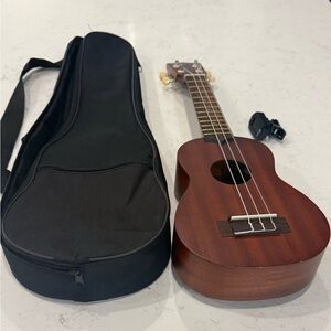 Mahogany Ukulele with Black Carrying Case
Missing a string/